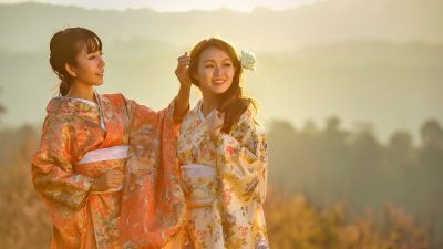 电视剧交锋反派特务头目角色剧照，正装打扮，面容阴鸷，展现敌方情报机关首脑的威压感