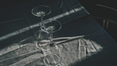 电视剧交锋女主角地下联络员角色剧照，旗袍装束，表情从容，在危机四伏的环境中展现智慧与勇气
